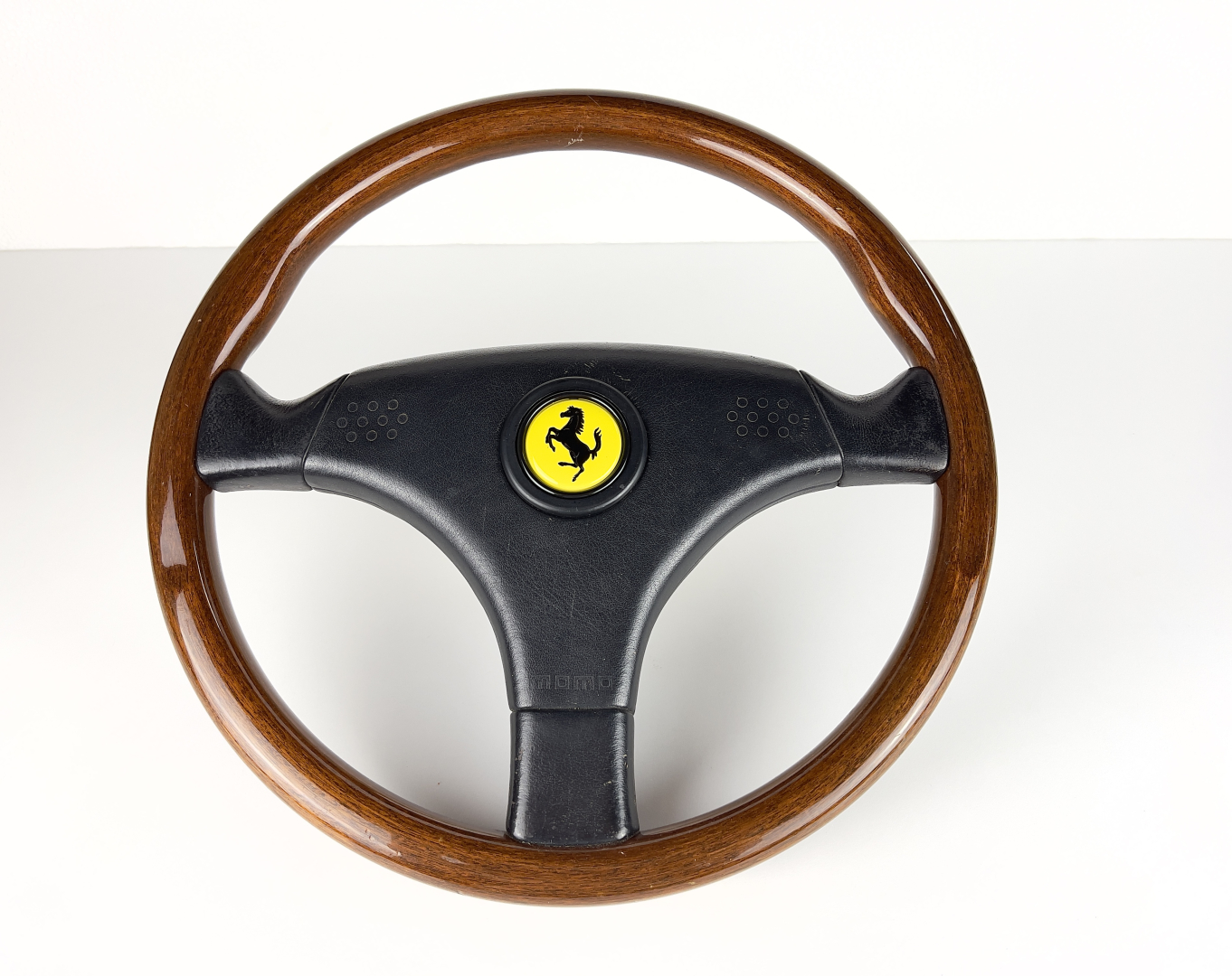 MOMO Briar steering wheel with Ferrari VL35 horn